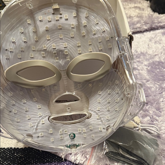 LED Light Therapy Facial Mask new in box - Picture 2 of 3